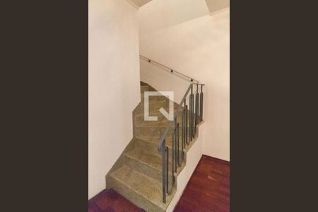 Escada para Quartos de casa para alugar com 3 quartos, 149m² em Itaim Bibi, São Paulo