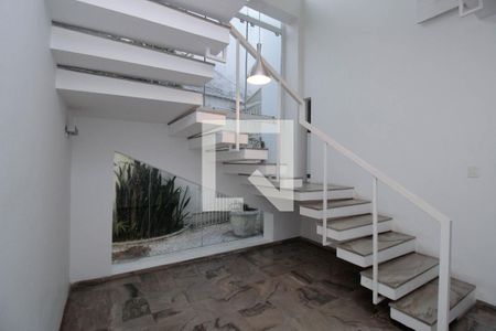Escada de casa para alugar com 3 quartos, 243m² em Vila Madalena, São Paulo