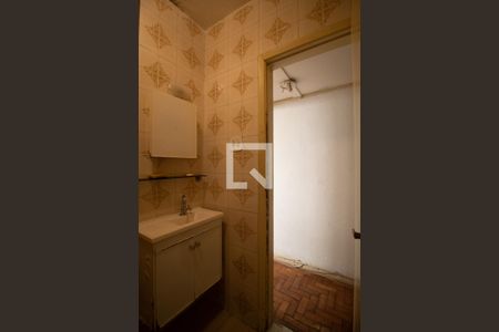 Banheiro social de kitnet/studio para alugar com 1 quarto, 30m² em Copacabana, Rio de Janeiro