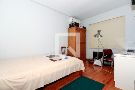 Quarto 2 de casa para alugar com 2 quartos, 100m² em Passo da Areia, Porto Alegre