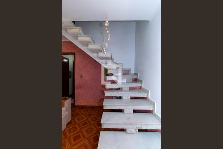 Escada de casa para alugar com 2 quartos, 170m² em Parque das Nações, Santo André