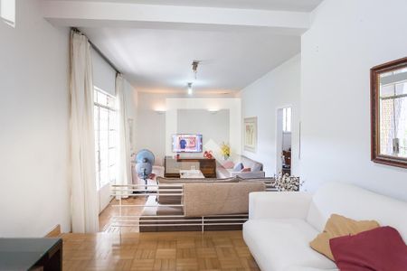 Sala de casa para alugar com 5 quartos, 241m² em Santo Antônio, Belo Horizonte