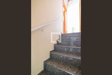 Escada de casa para alugar com 2 quartos, 93m² em Utinga, Santo André