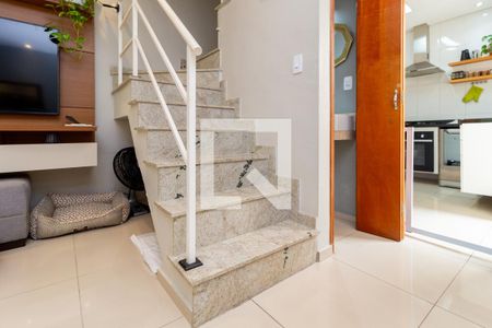 Escada de casa de condomínio para alugar com 2 quartos, 103m² em Mooca, São Paulo