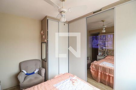 Suíte (tv no guarda roupa) de apartamento para alugar com 3 quartos, 78m² em Santana, Porto Alegre