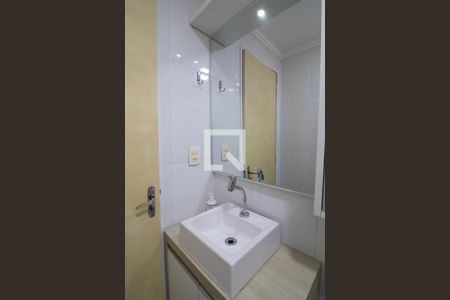 Banheiro de apartamento à venda com 1 quarto, 40m² em Jardim Itu, Porto Alegre