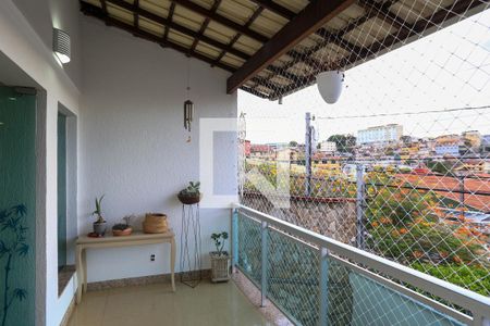 Varanda de casa para alugar com 4 quartos, 300m² em Cachoeirinha, Belo Horizonte