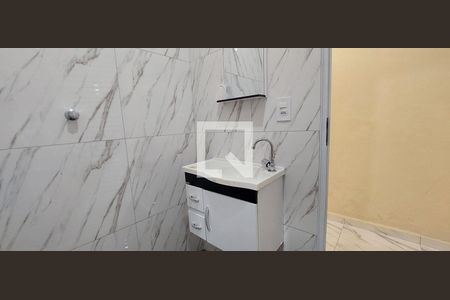 Banheiro de casa para alugar com 1 quarto, 55m² em Vila Luzita, Santo André