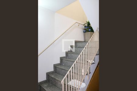 Escada acesso 1º andar de casa à venda com 2 quartos, 206m² em Cerâmica, São Caetano do Sul