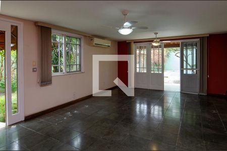 Sala de casa de condomínio para alugar com 4 quartos, 340m² em Recreio dos Bandeirantes, Rio de Janeiro