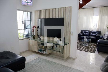 Sala de TV de casa à venda com 4 quartos, 315m² em Quitaúna, Osasco