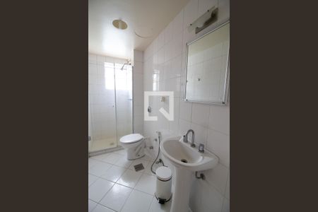 Banheiro de apartamento para alugar com 1 quarto, 46m² em São João, Porto Alegre