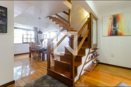 Escada de casa para alugar com 4 quartos, 268m² em Santo Antônio, Porto Alegre