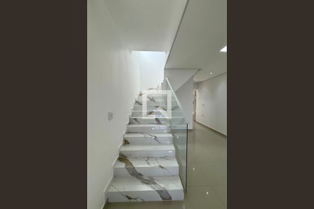 Escada de casa à venda com 4 quartos, 200m² em Jardim Tupanci, Barueri