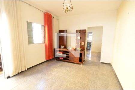 Sala de casa à venda com 1 quarto, 186m² em Pirajá, Belo Horizonte