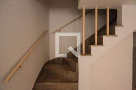 Escada  de casa para alugar com 2 quartos, 50m² em Vila Prudente, São Paulo