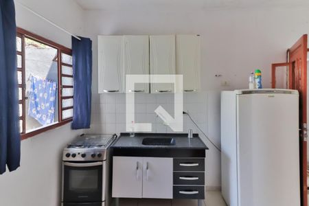Quarto / Cozinha de casa para alugar com 1 quarto, 20m² em Vila Dalva, São Paulo