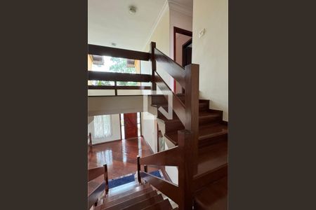 Escada de casa de condomínio para alugar com 4 quartos, 480m² em Residencial Morada das Estrelas (aldeia da Serra), Barueri