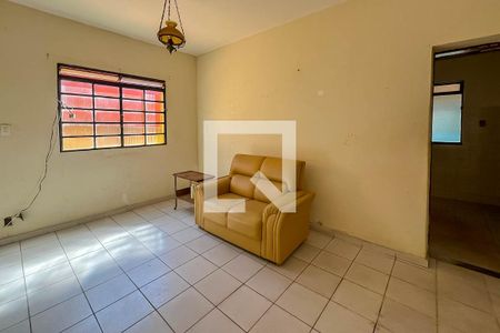 Sala de casa à venda com 4 quartos, 240m² em Vila Amaral, Belo Horizonte