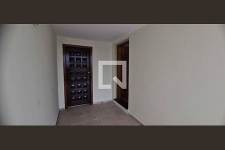 Entrada de casa para alugar com 3 quartos, 200m² em Umuarama, Osasco