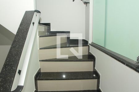Escada de casa à venda com 2 quartos, 65m² em Santa Monica, Belo Horizonte