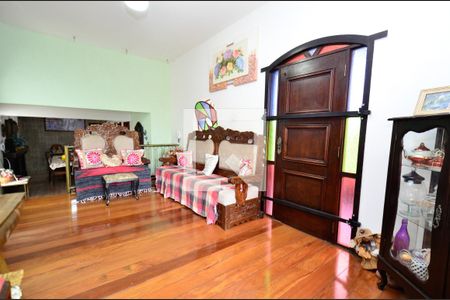 Sala de estar de casa para alugar com 4 quartos, 150m² em Sagrada Família, Belo Horizonte