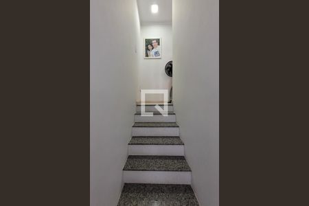 Escada de casa para alugar com 2 quartos, 82m² em Jardim das Maravilhas, Santo André
