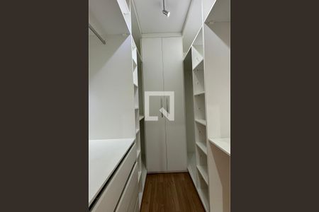 Closet da suíte 1 de apartamento para alugar com 2 quartos, 75m² em Tamboré, Barueri