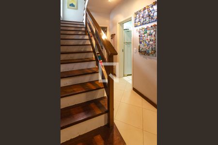 Escada de casa à venda com 3 quartos, 232m² em Tristeza, Porto Alegre