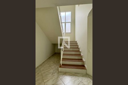 Escada de casa de condomínio para alugar com 4 quartos, 400m² em Alphaville Residencial Um, Barueri