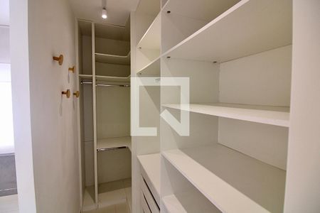 Closet do Suite de apartamento para alugar com 2 quartos, 68m² em Barra da Tijuca, Rio de Janeiro