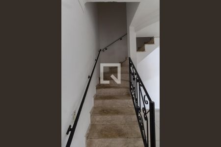 Escada de casa para alugar com 4 quartos, 138m² em Vila Carmosina, São Paulo