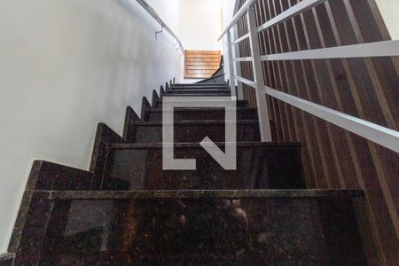 Escada de casa de condomínio para alugar com 2 quartos, 65m² em Jardim Popular, São Paulo