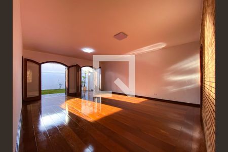 Casa para alugar com 7 quartos, 380m² em Caxingui, São Paulo