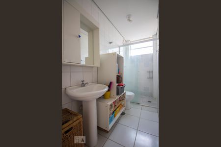 Banheiro social de apartamento para alugar com 2 quartos, 53m² em Perdizes, São Paulo