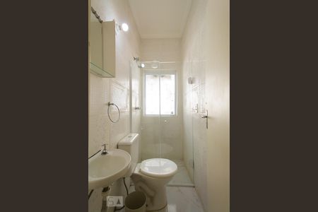 Banheiro de kitnet/studio para alugar com 1 quarto, 16m² em Jardim Glória, São Paulo