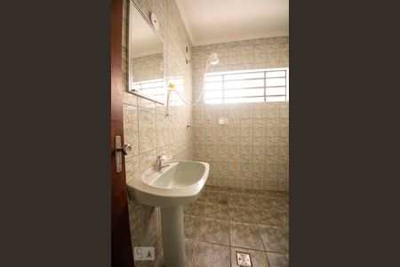 banheiro  de casa para alugar com 3 quartos, 147m² em Vila Lemos, Campinas