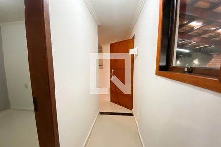 Corredor de casa para alugar com 2 quartos, 88m² em Jardim das Flores, Osasco