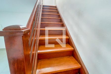 Escadas  de casa para alugar com 2 quartos, 110m² em Pinheiros, São Paulo